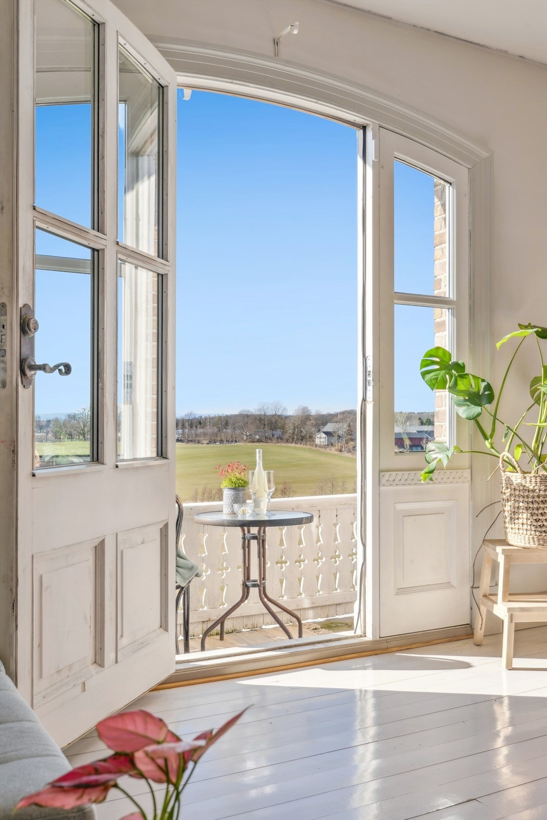 Utgang til en solrik balkong med usjenert utsikt Galleribilde