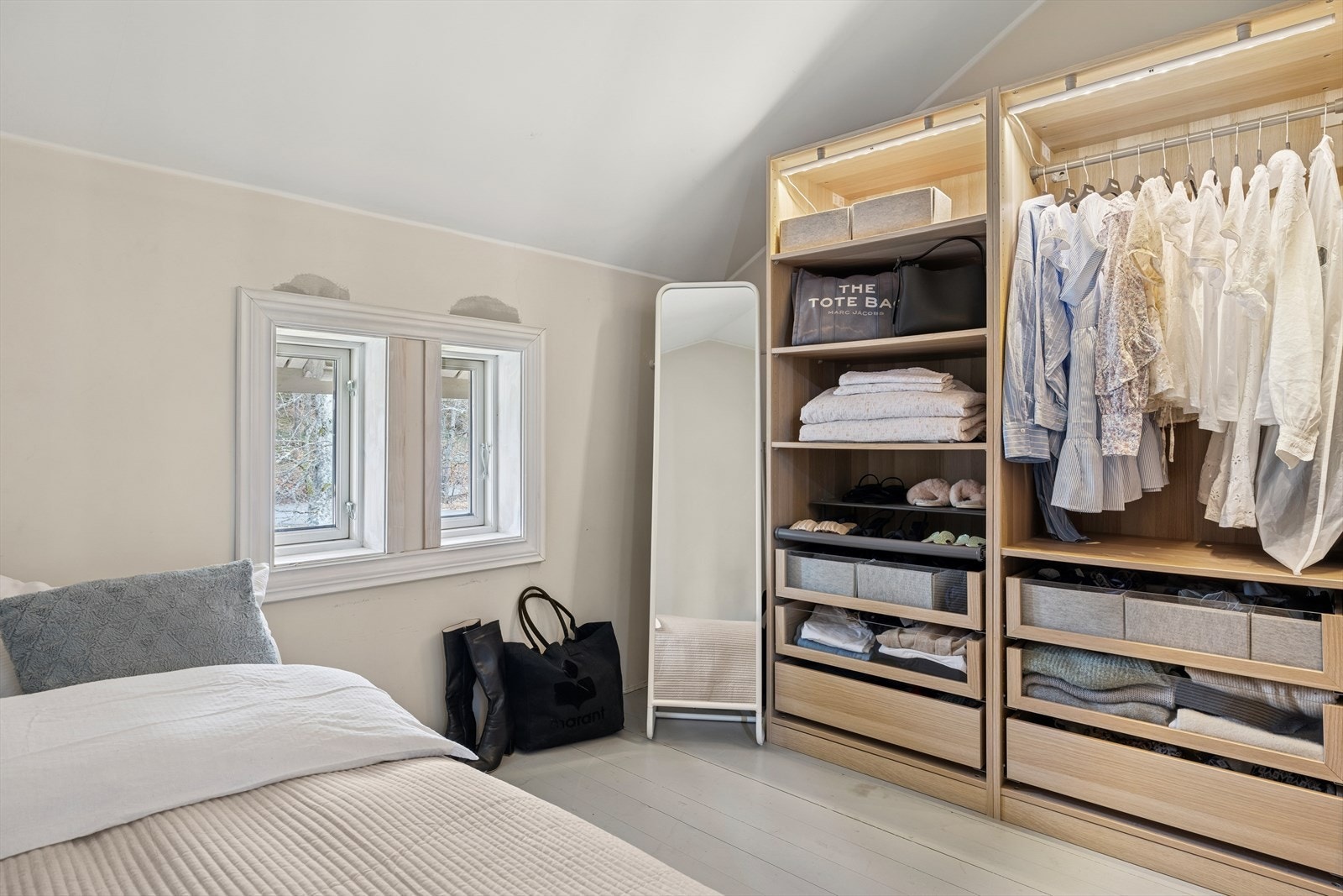 Rom i 2. etasje som er innredet som soverom. Disse rommene tilfredsstiller ikke dagens krav for rom med varig opphold. Galleribilde