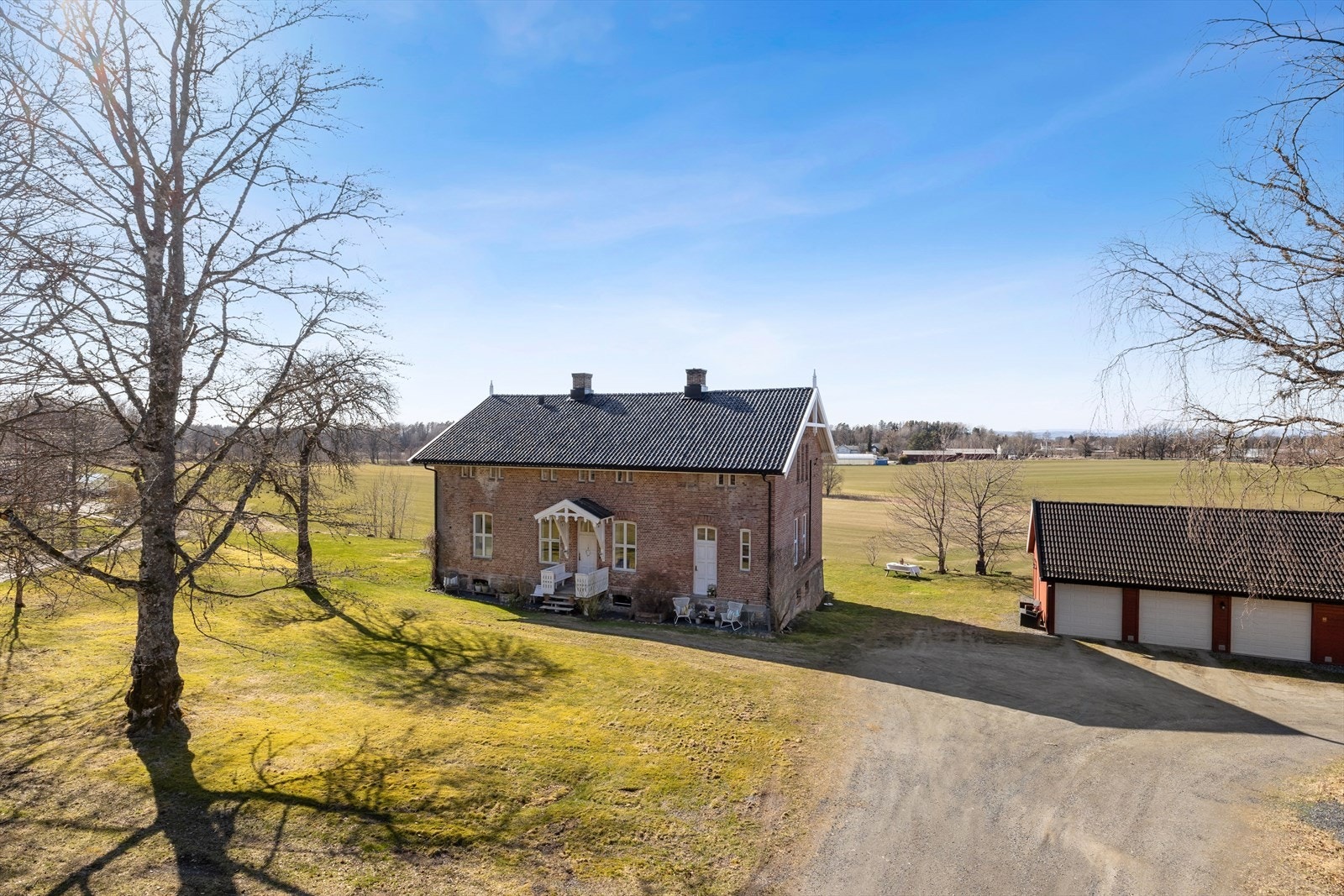 Tre garasjeplasser og rikelig med biloppstillingsplasser Galleribilde