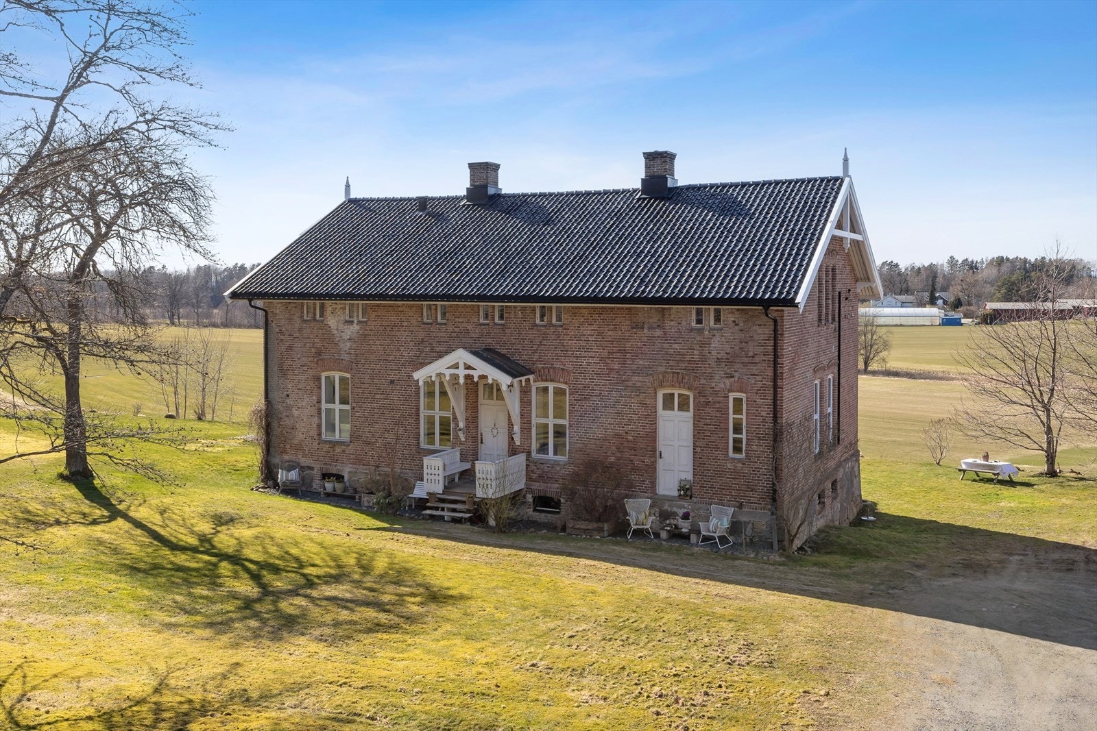 DNB Eiendom v/Elise Talsæte har gleden av å presentere Vanggrenda 5 - Sjarmerende murvilla med tre garasjeplasser og en nydelig hage Galleribilde