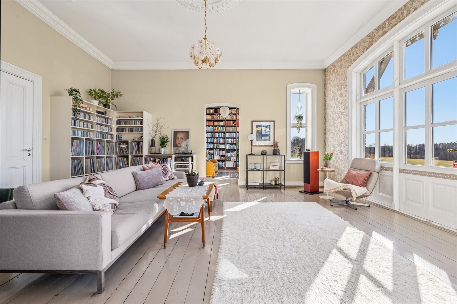 Hyllene bak sofaen er spesiallaget. Galleribilde