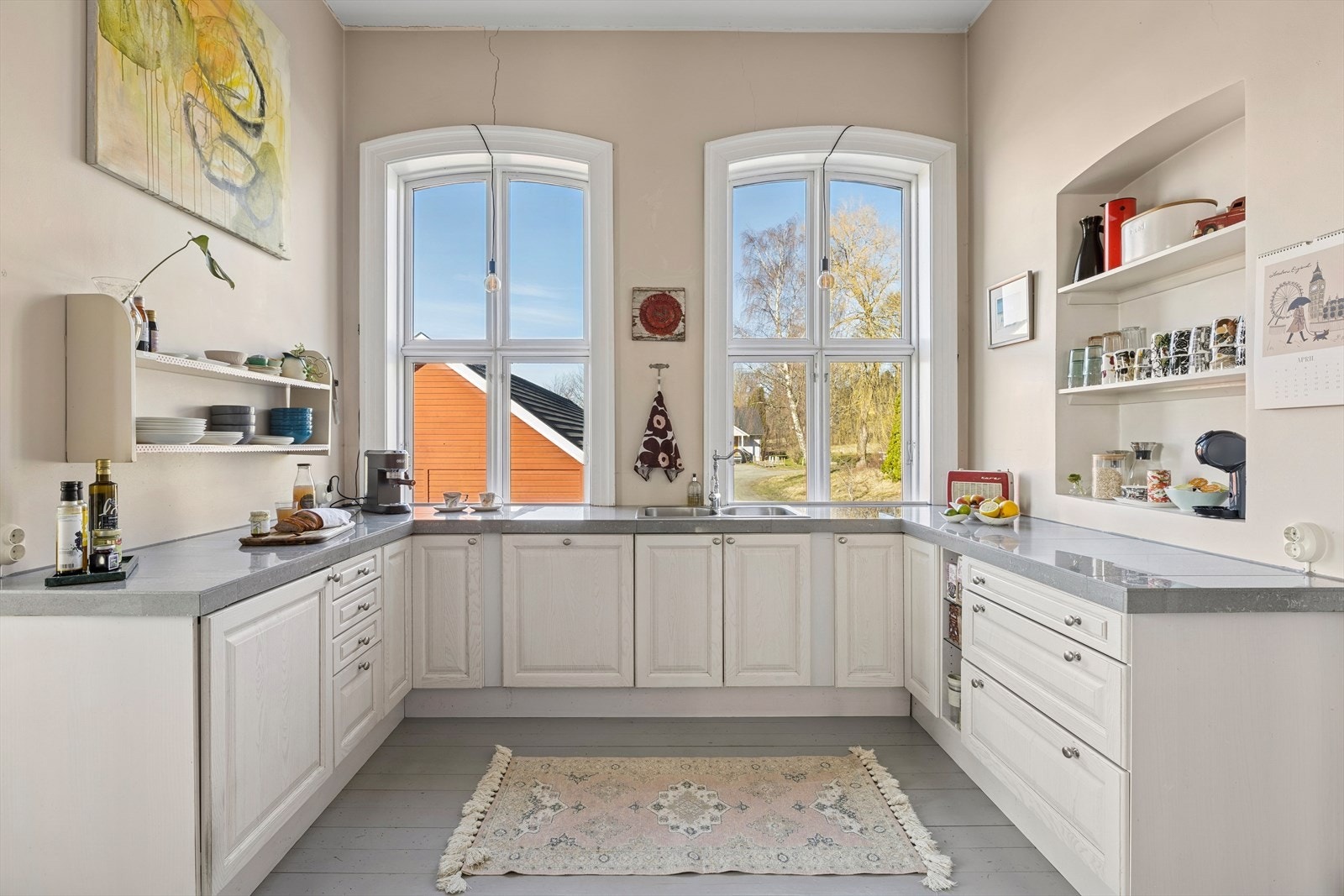 Kjøkkenet er et lyst og innbydende rom, adskilt fra stuen, med store vindusflater som slipper inn rikelig med naturlig lys. Galleribilde