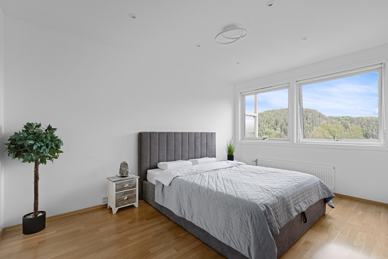 Soverom 1 - God plass til dobbeltseng - Nedsenket himling med led-spotter og dimmer Galleribilde