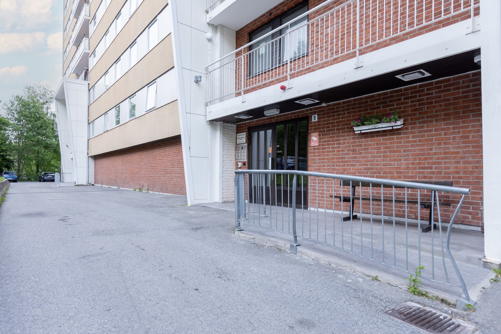 Overbygget inngangsparti med dørcallingsystem Galleribilde