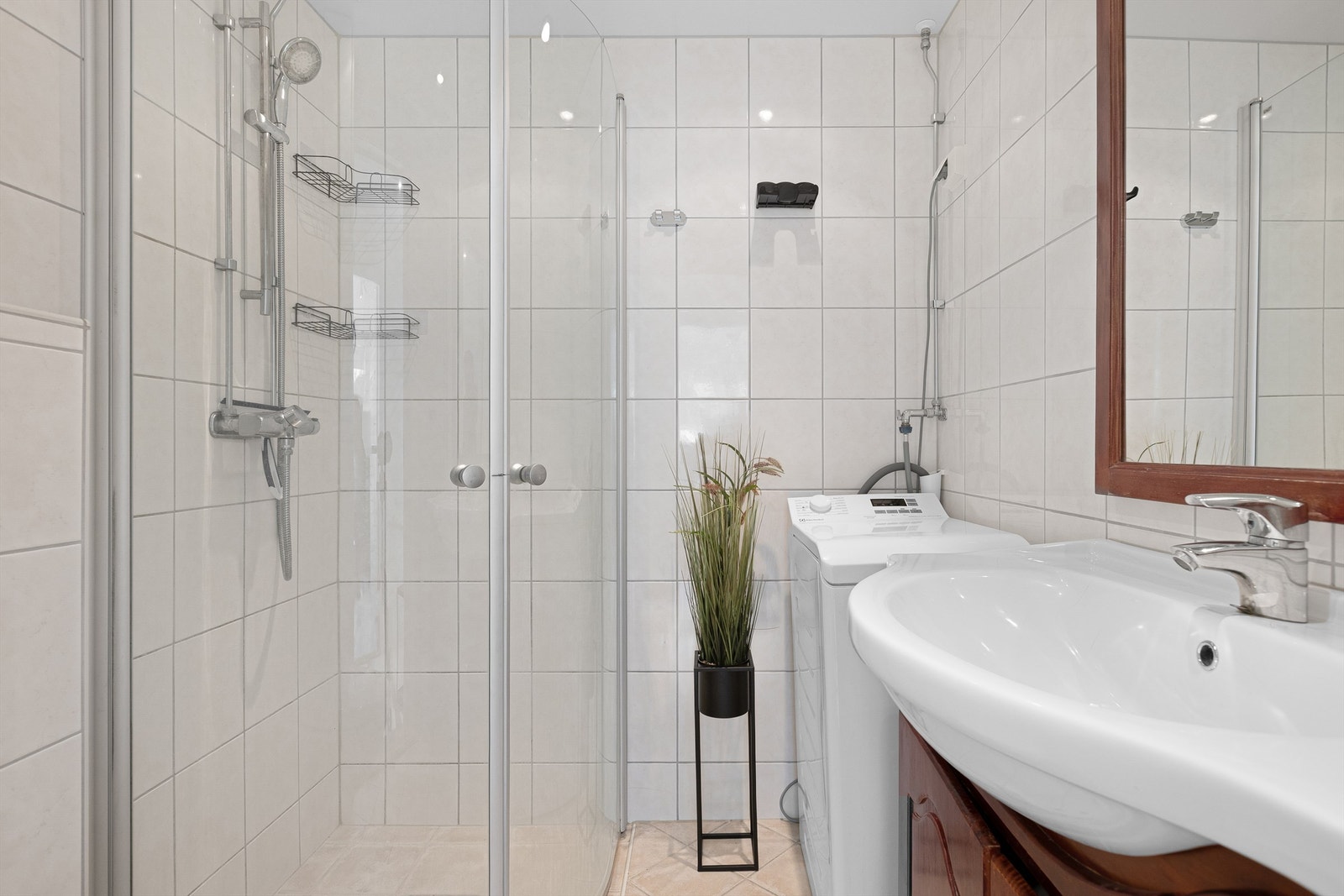 Flislagt bad fra 2015 med gulvvarme. Profilert servantinnredning med speil og overlys - opplegg for vaskemaskin Galleribilde