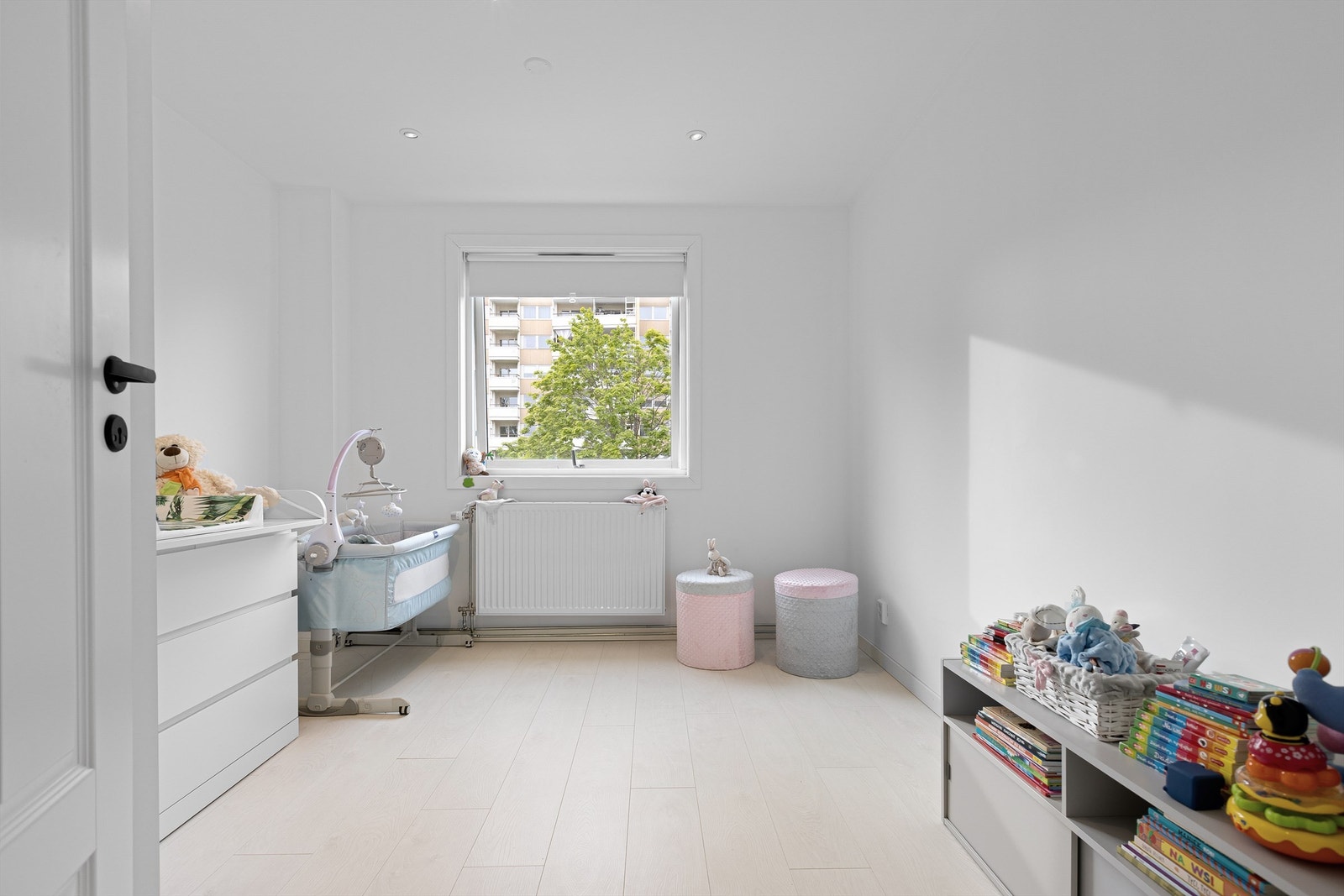 Soverom 2 - Oppgradert med nytt laminatgulv, slette vegger og nedsenket himling med led-spotter Galleribilde