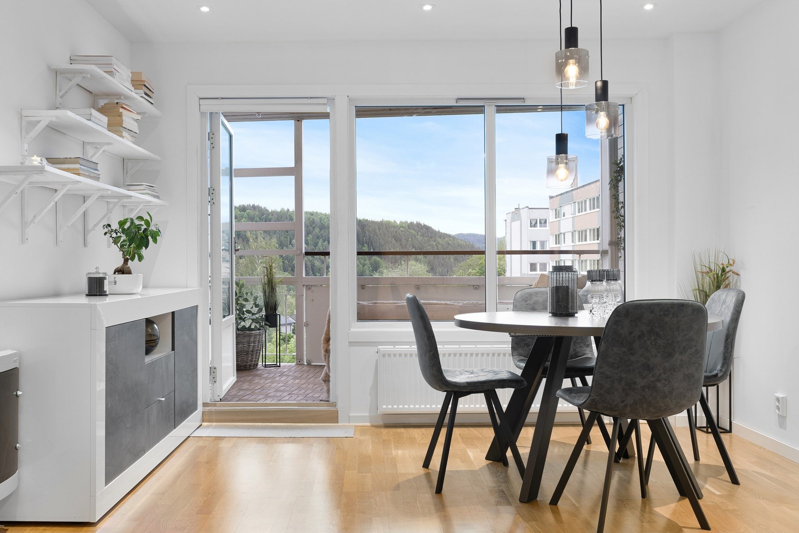 Leiligheten har en gjennomgående moderne standard. Store vindusflater som bidrar til en lun og hyggelig atmosfære. Fra stuen er det direkte adkomst til balkong Galleribilde