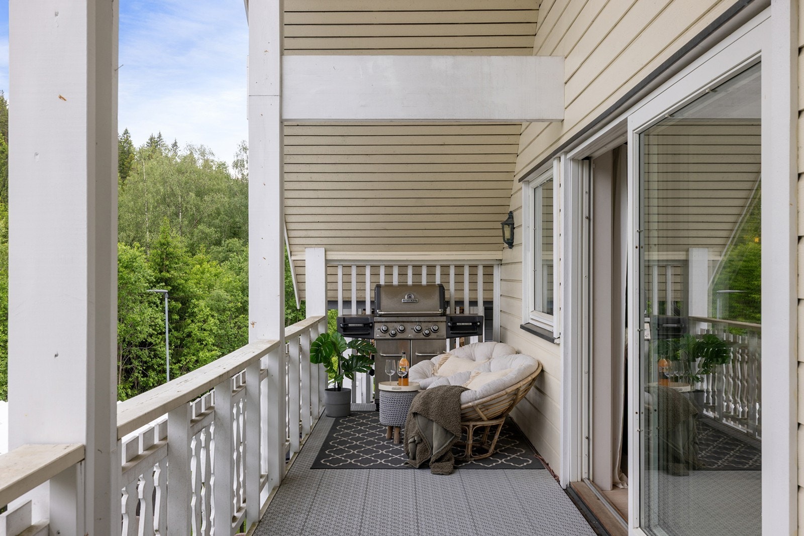 Stor og overbygd balkong på 16 kvm med god plass til både sofagruppe og grillhjørne. Galleribilde