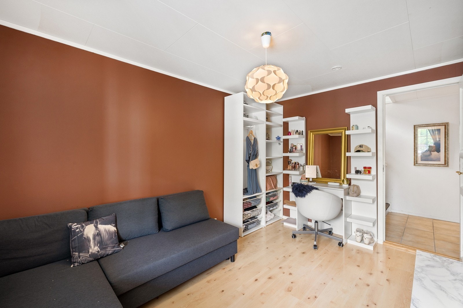 Soverom 3- Et fleksibelt rom som i dag er innredet som kombinert garderobe og sminkerom, men som enkelt kan benyttes som soverom, kontor eller hobbyrom etter behov. Galleribilde