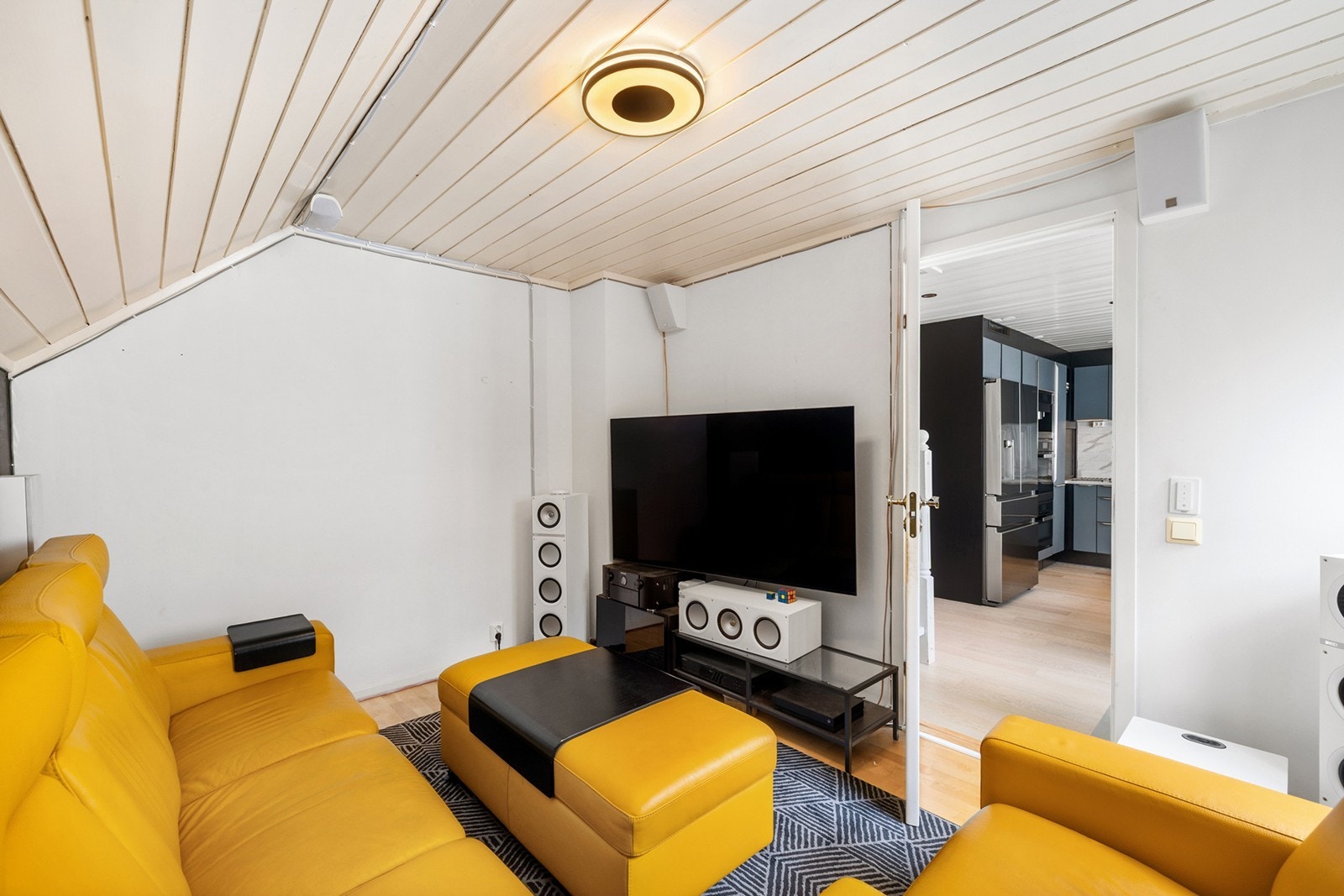 Koselig og skjermet TV-stue med plass til komfortabel sofagruppe og hjemmekinooppsett. Rommet fungerer perfekt som en egen sone for avslapning eller underholdning. Galleribilde