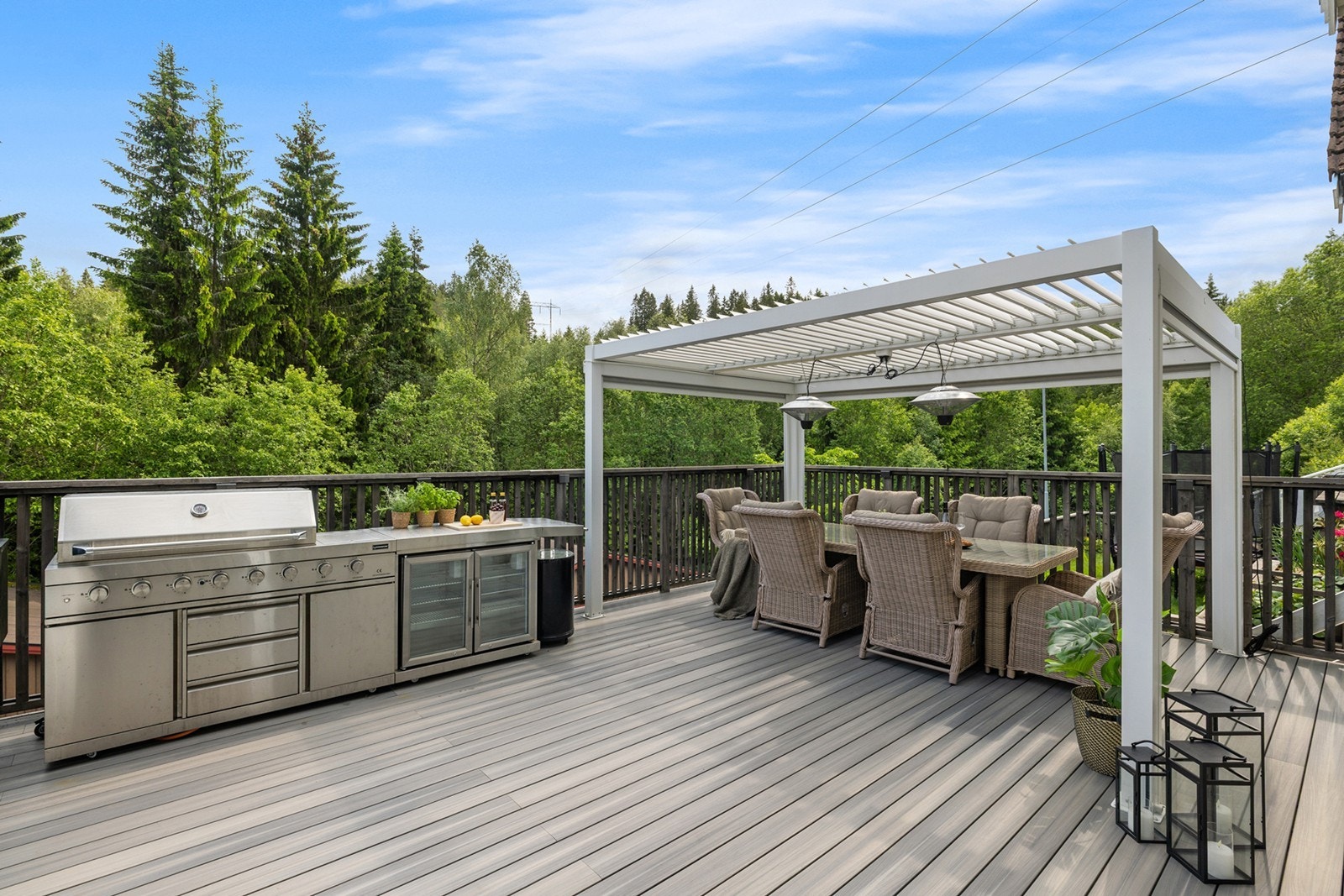 Stor, solrik platting og steinbelagt uteplass på hele 54 kvm med pergola. Galleribilde