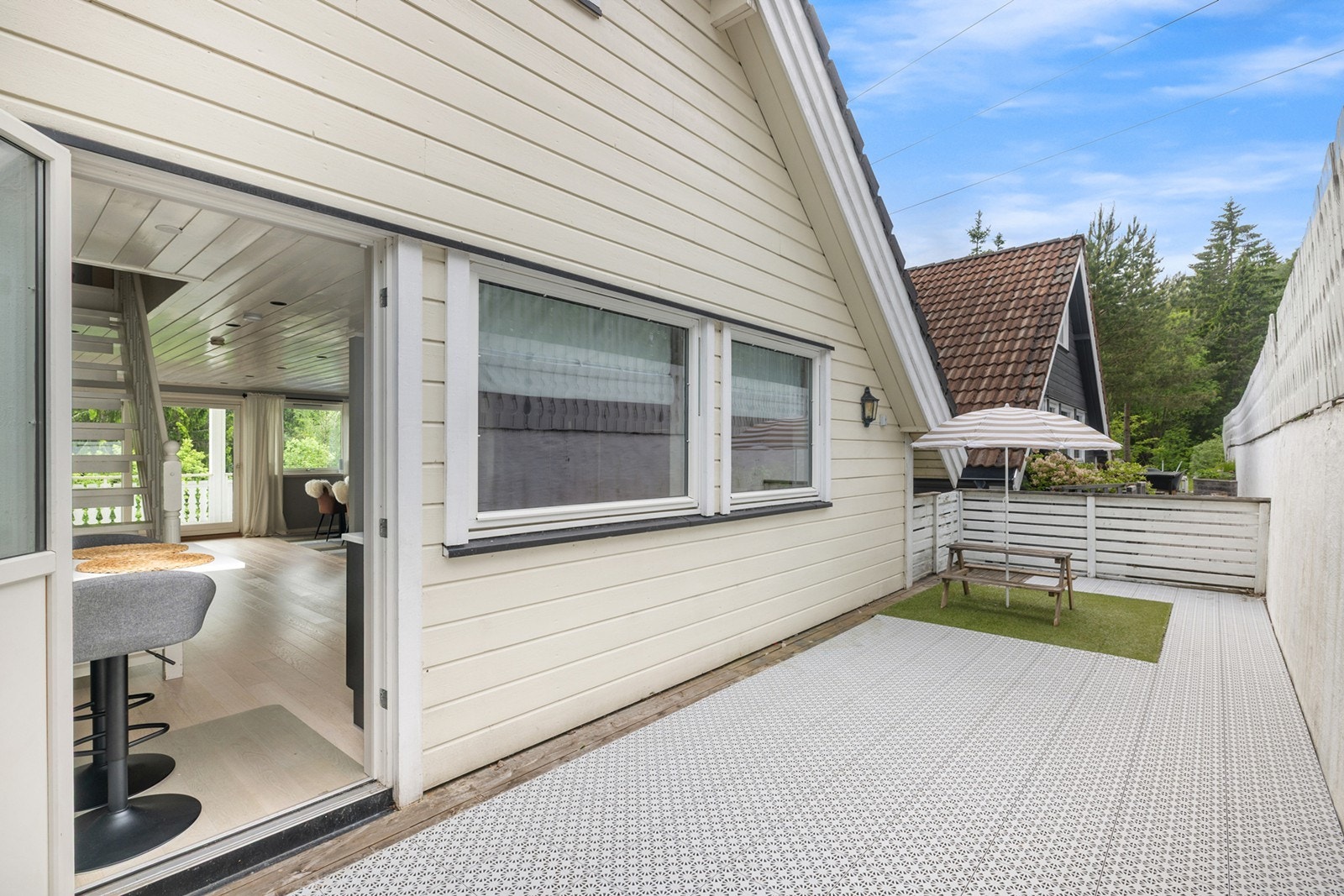 Praktisk veranda på 30 kvm rett utenfor kjøkkenet - ideell for morgenkaffen eller grilling på varme sommerdager. Plassen er skjermet og har god plass til sittegruppe og eventuelt et utekjøkken. Galleribilde