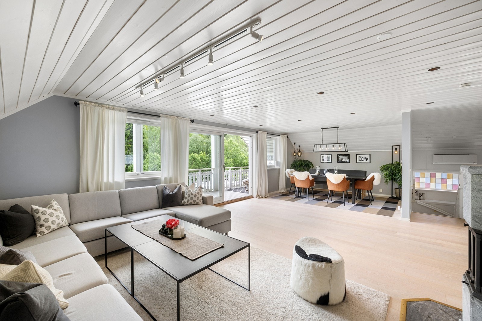 Det er fin utforming for sofagruppe og mediemøblement i egen sone, samt stort spisebord. Galleribilde