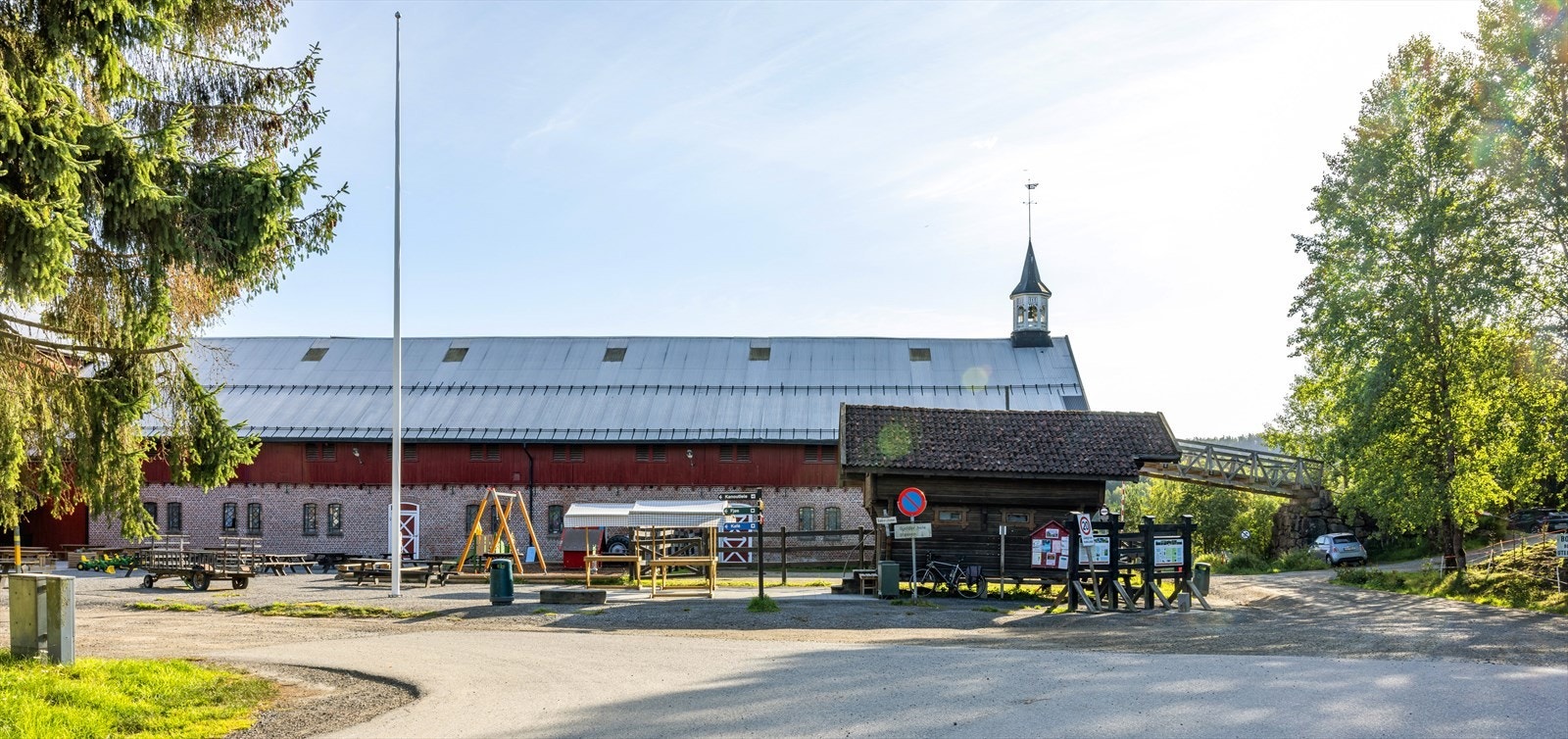 Det er kort vei til Losby Besøksgård med kaféteria og dyr. Galleribilde