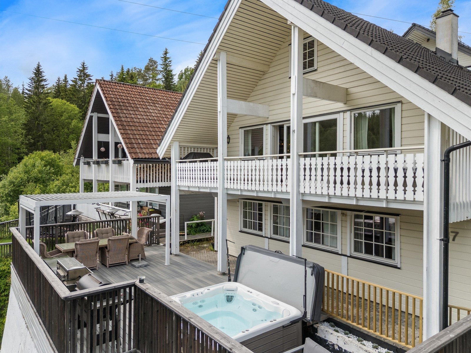 Her bor du fredelig og naturnært med turmuligheter året rundt (lysløype), samtidig som du har kort vei til alle fasiliteter. Galleribilde