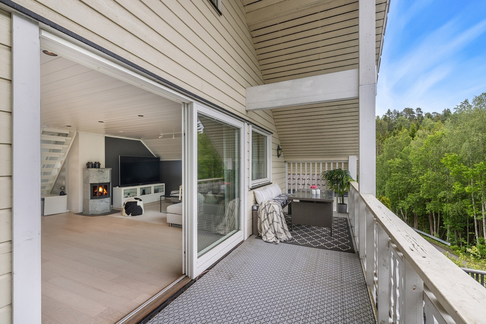 Balkongen er et perfekt uterom med utsikt mot frodig natur, og egner seg ypperlig for både avslapning og hyggelige måltider utendørs. Galleribilde