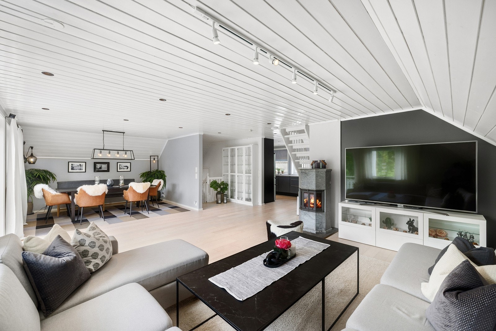 Delvis åpen løsning med naturlig flyt mellom stue, spiseplass og kjøkken. Galleribilde