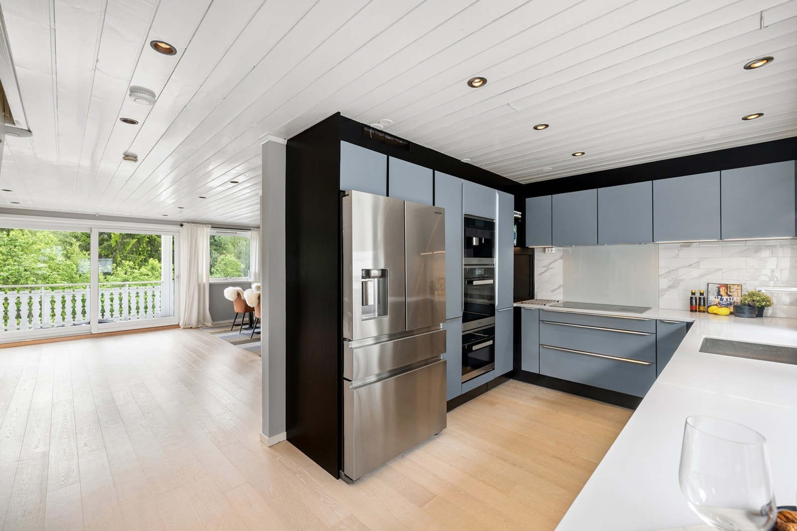 Dette elegante kjøkkenet fra HTH kombinerer funksjonalitet med moderne design i en romslig og lys atmosfære. Galleribilde