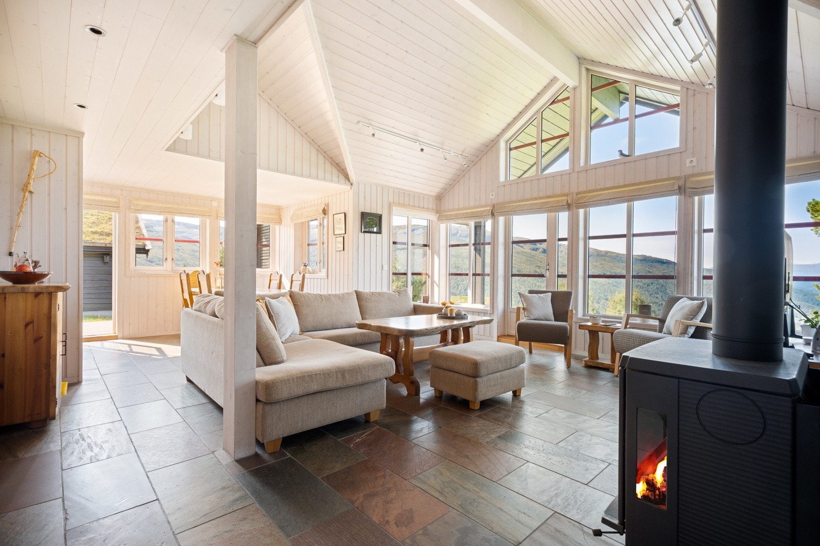 Hjertet i hytta er uten tvil stuen. Når du går inn, blir du møtt av den imponerende utsikten gjennom store vindusflater som går nesten fra gulv til tak. Galleribilde