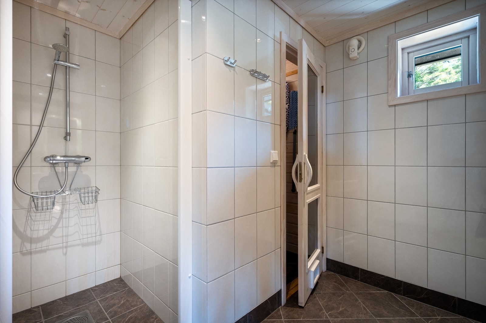 Badet har dusjnisje . Til høyre dør inn til vaskerom. Galleribilde