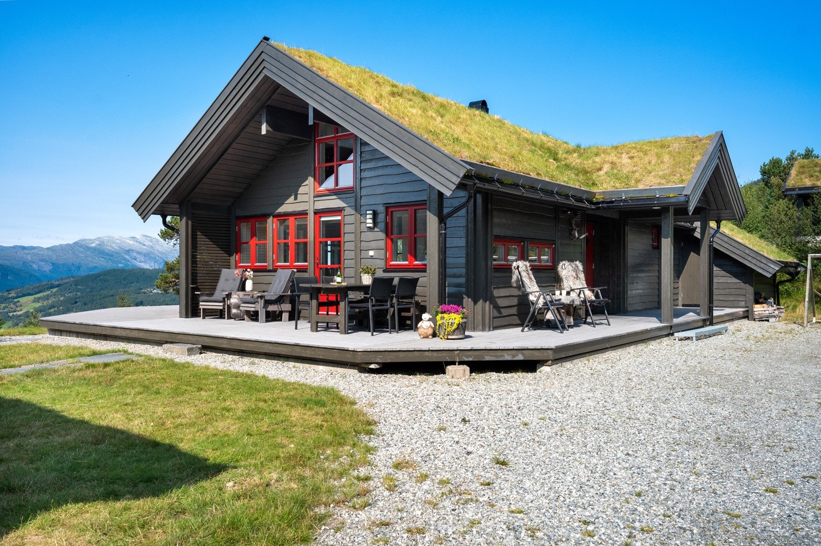 Tomta er tilnærmet flat og flott opparbeidet. Galleribilde