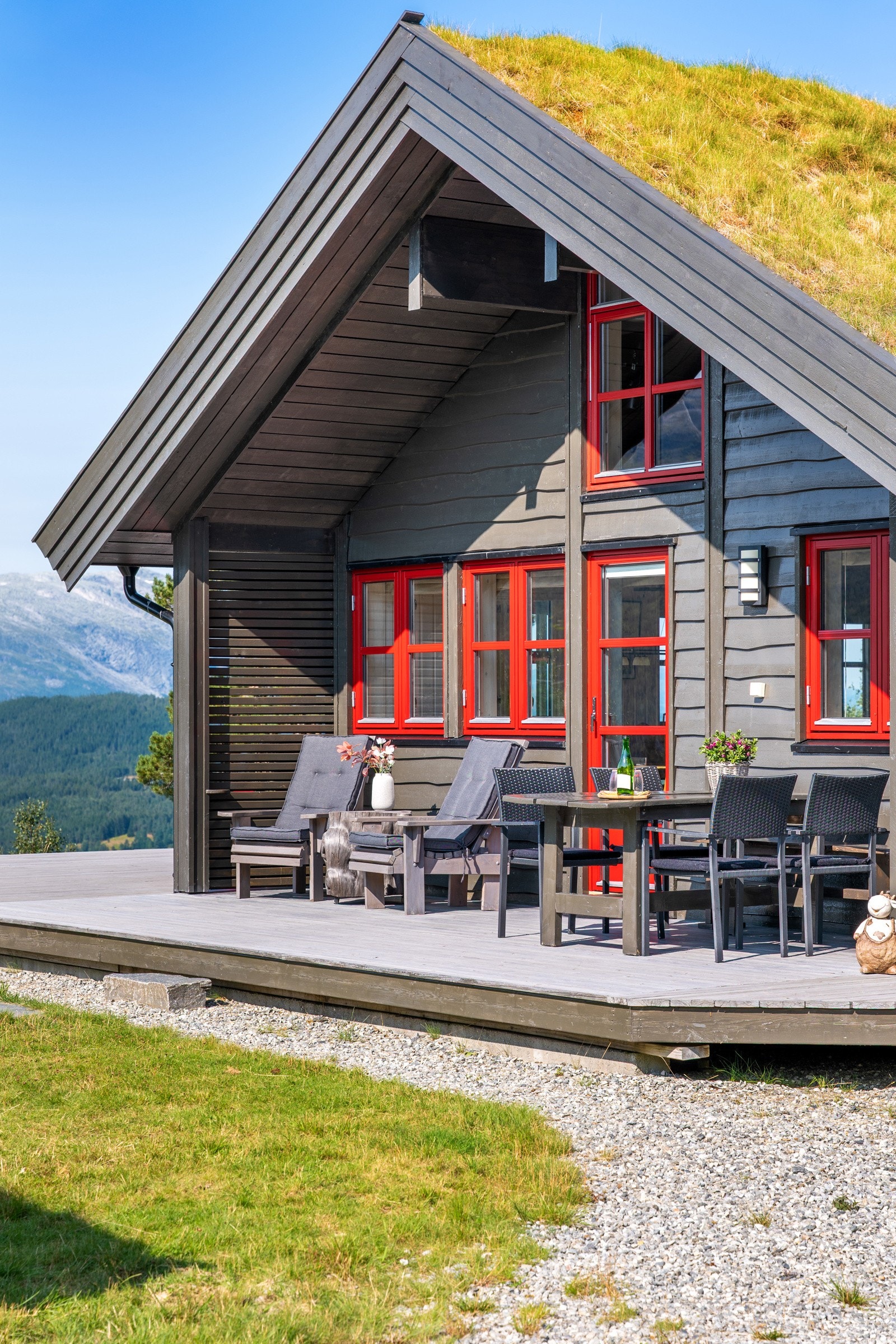 Fra stuen/kjøkkenet går du ut til en flott terrasse. Galleribilde