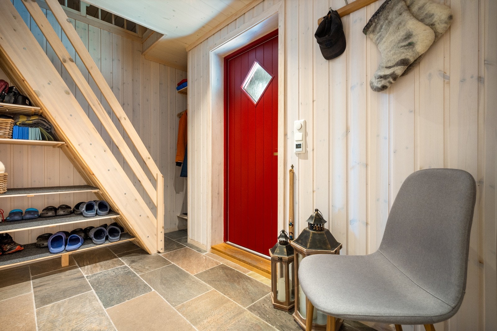 Gode og smarte oppbevaringsløsninger for ytterklær og sko. Galleribilde