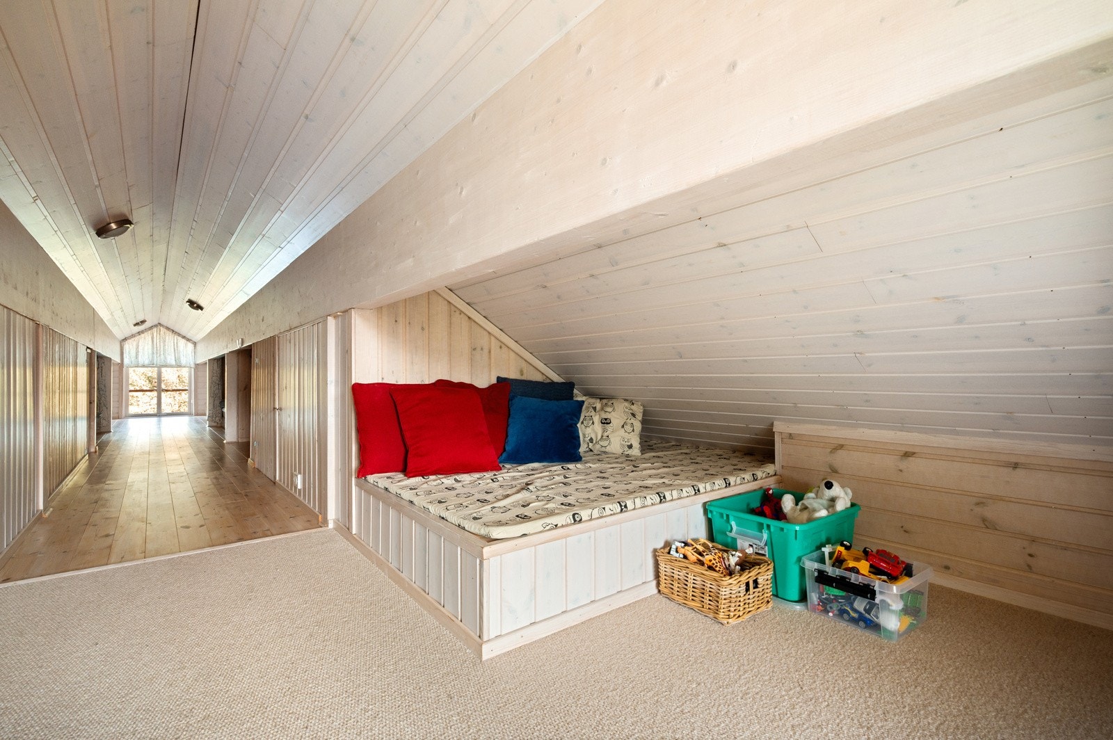 Loftet byr på en koselig loftstue, perfekt for de minste som ønsker et sted å slappe av med Tv, spill eller bøker. Galleribilde