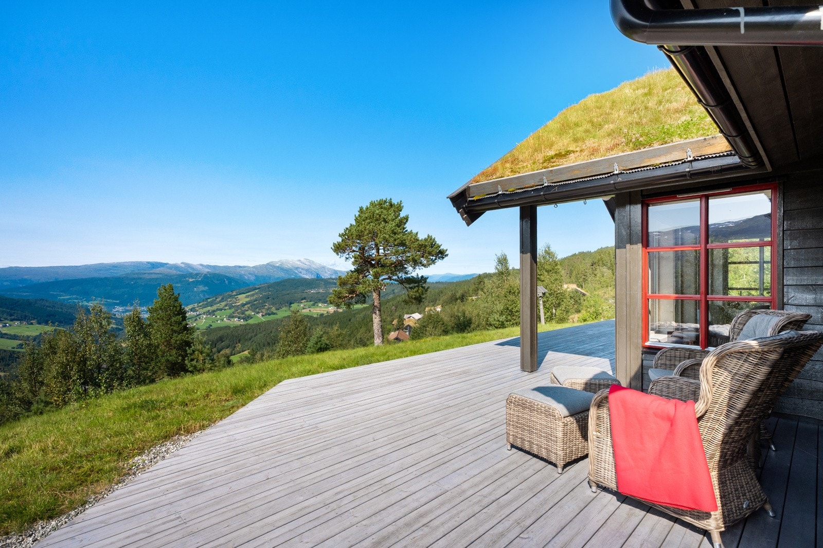 For den eventyrlystne er det bare å spenne på seg skiene ved hytta og begi seg ut på topptur til Grønahorgi, eller gå langrenn videre til Veskre. Galleribilde