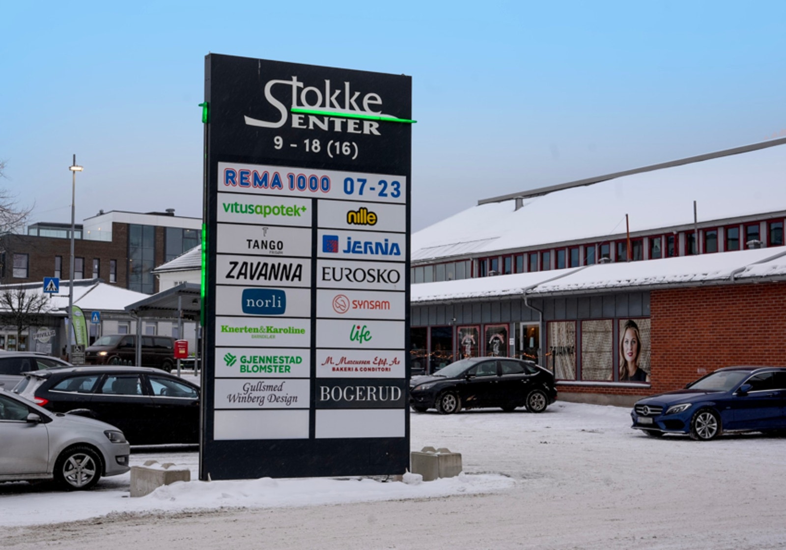 På Stokke senter har du et bredt utvalg av forretninger og vinmonopol Galleribilde