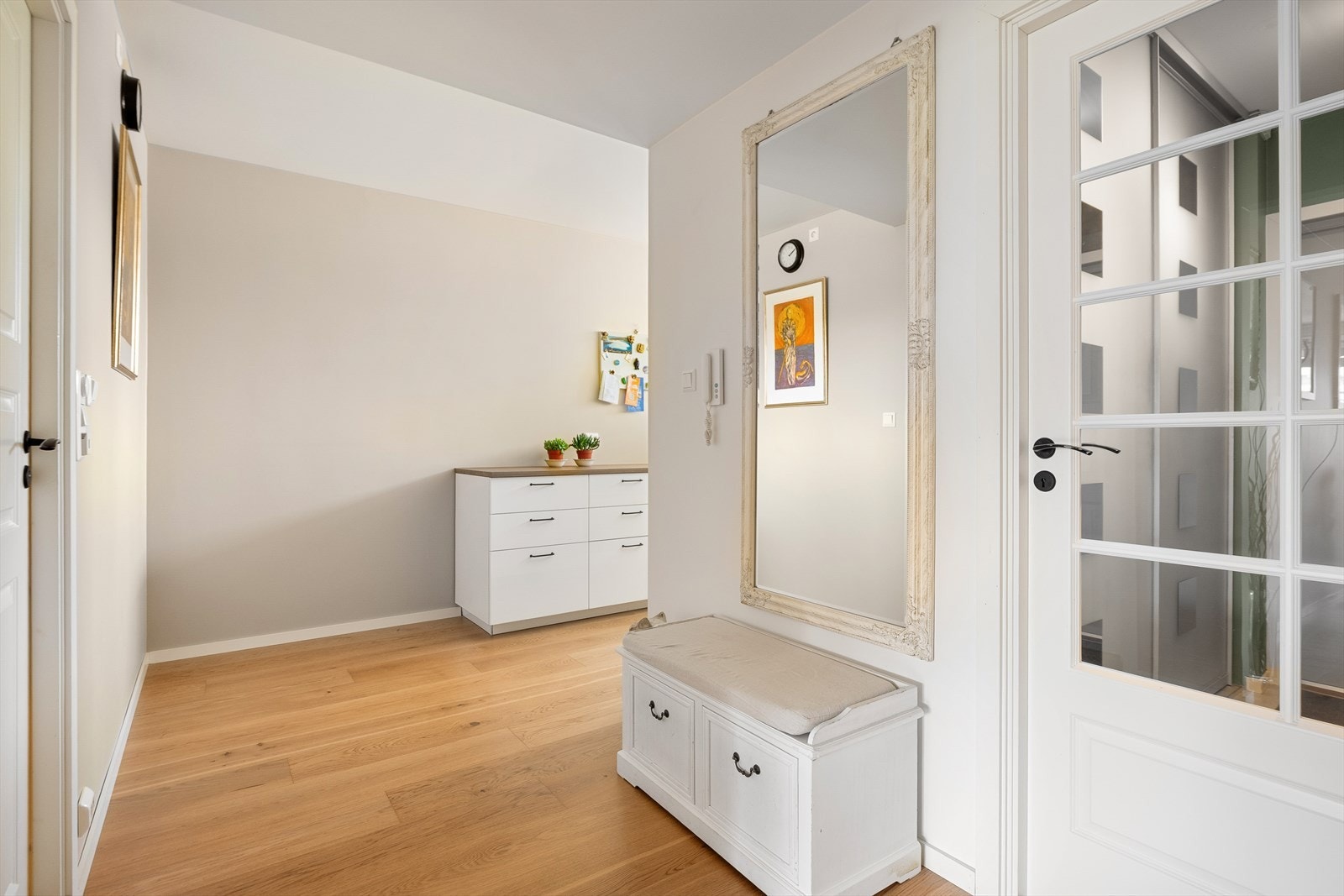 Gang som skiller av mellom stue og kjøkken. Galleribilde