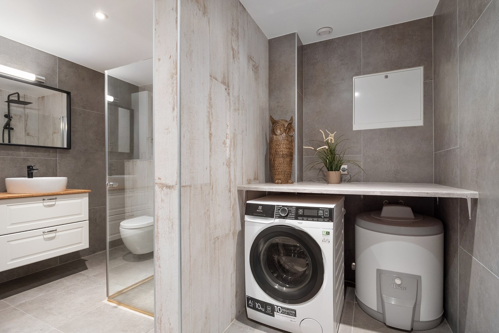 Det er også opplegg for vaskemaskin med en praktisk brettebenk over. Galleribilde