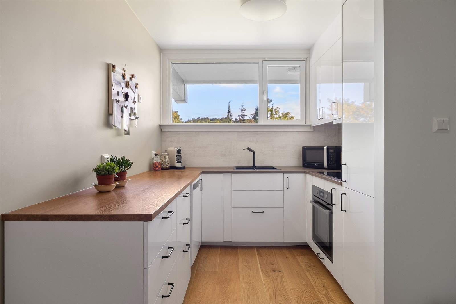 Stilrent og tidløst kjøkken med god benkeplass. Galleribilde