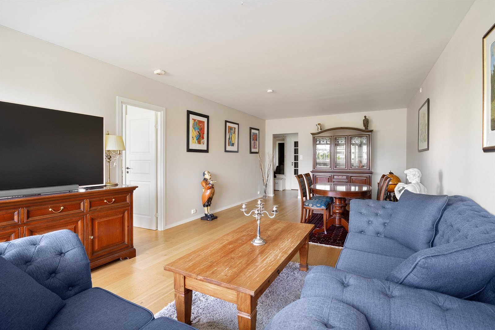 Stuen er romslig med plass til både sofagruppe og spisebord. Galleribilde