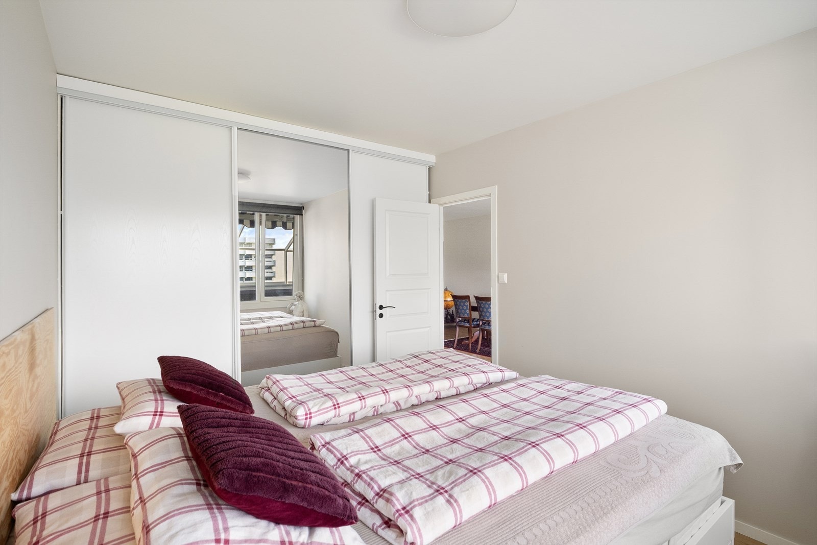 Her er det også en stor skyvedørsgarderobe. Galleribilde