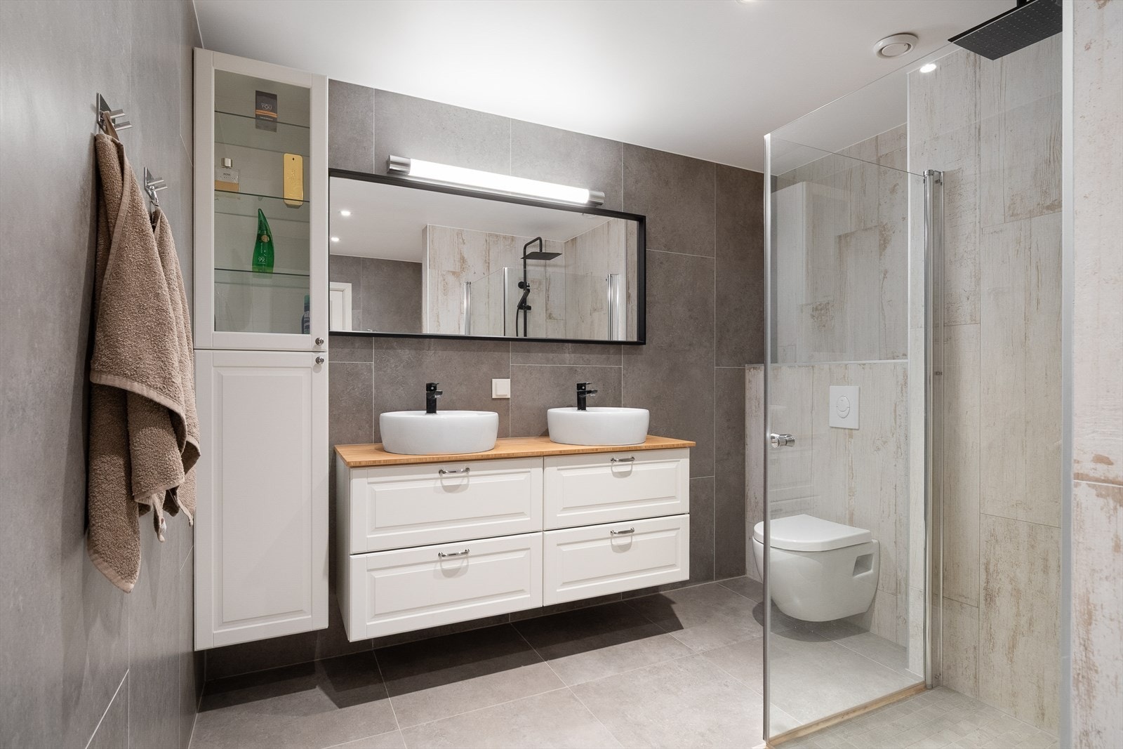 Badet er moderne og innbydende med flislagte vegger og gulv. Galleribilde