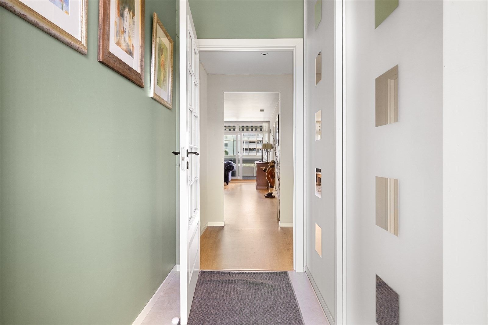 Lys entré med skyvedørsgarderobe. Galleribilde