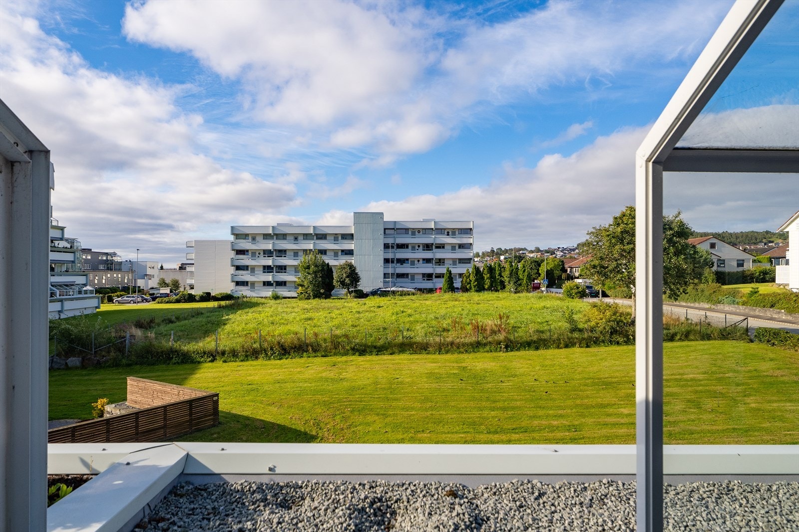 Balkongen byr på gode solforhold, med sol fra formiddag til kveld midtsommers. Galleribilde