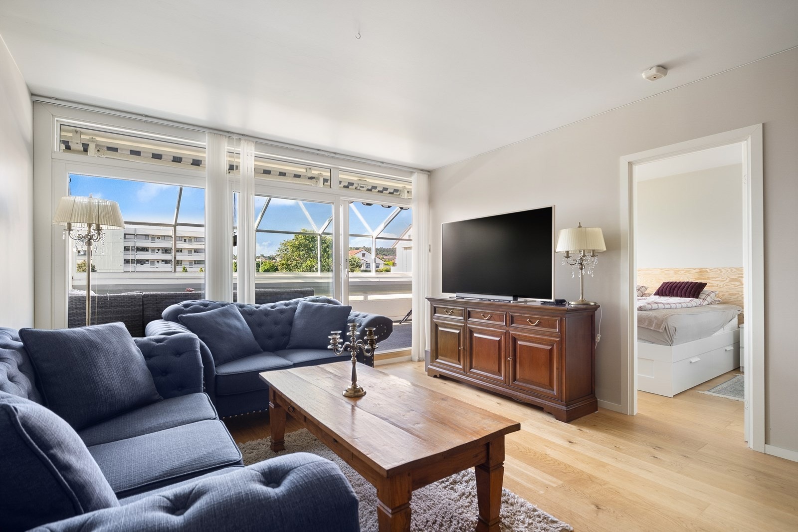 Fra stuen er det utgang til en innglasset balkong som kan brukes året rundt! Galleribilde