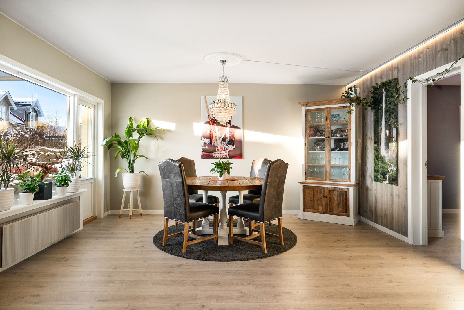 Stuen har også plass til spistue hvor man kan nyte gode måltider med familie og venner. Galleribilde