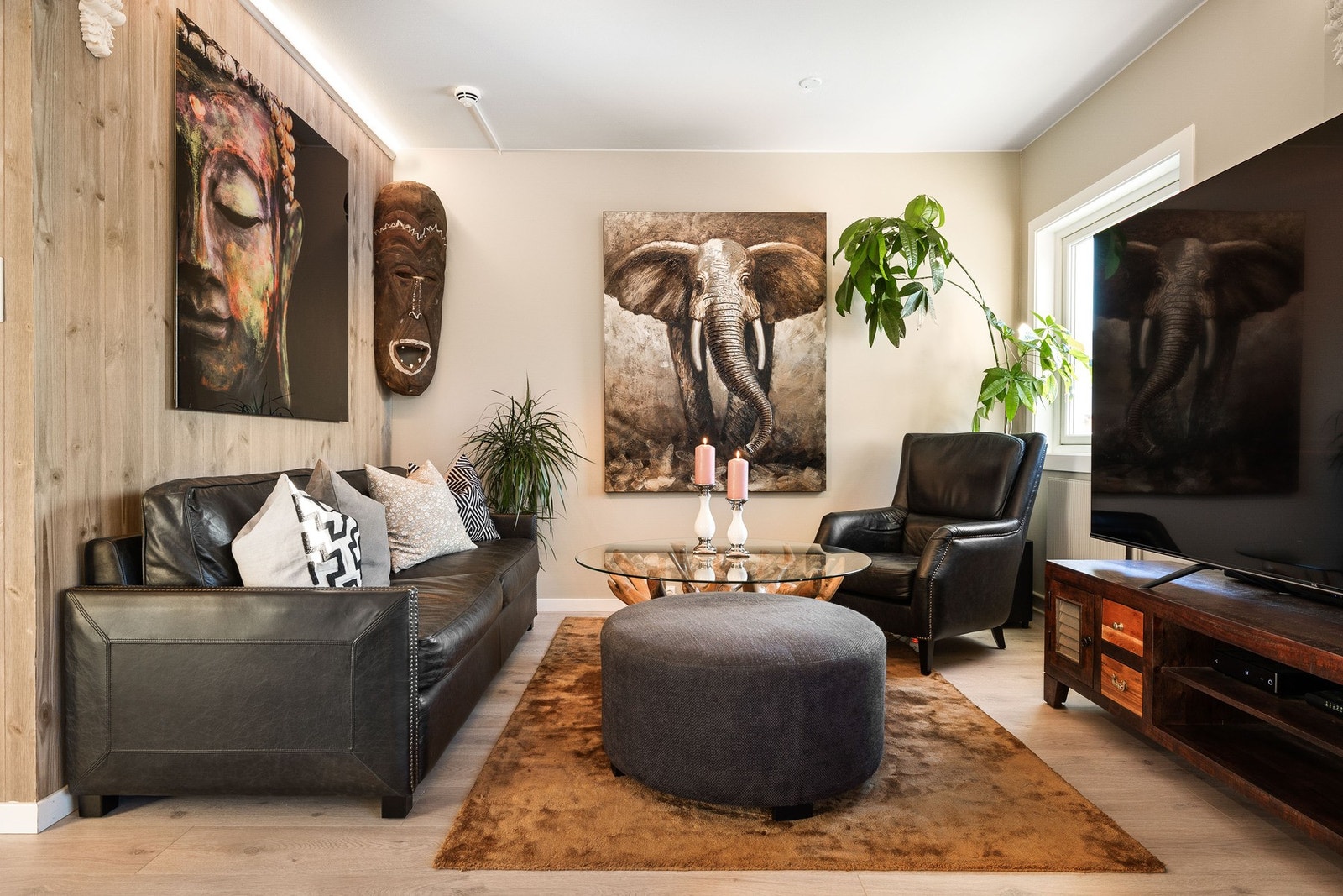 Tv-kroken er lun og hyggelig. Eier har en ekstra stor TV på 90 tommer. Galleribilde