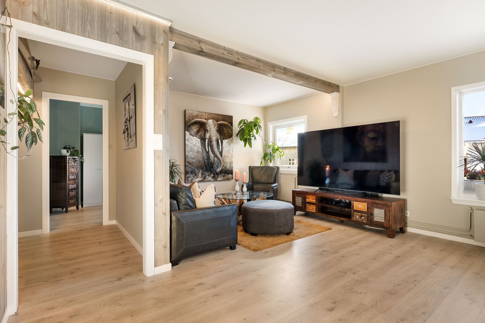 Leiligheten har flere lekre detaljer, blant annet med denne fine panelveggen som går igjen i flere rom. Galleribilde