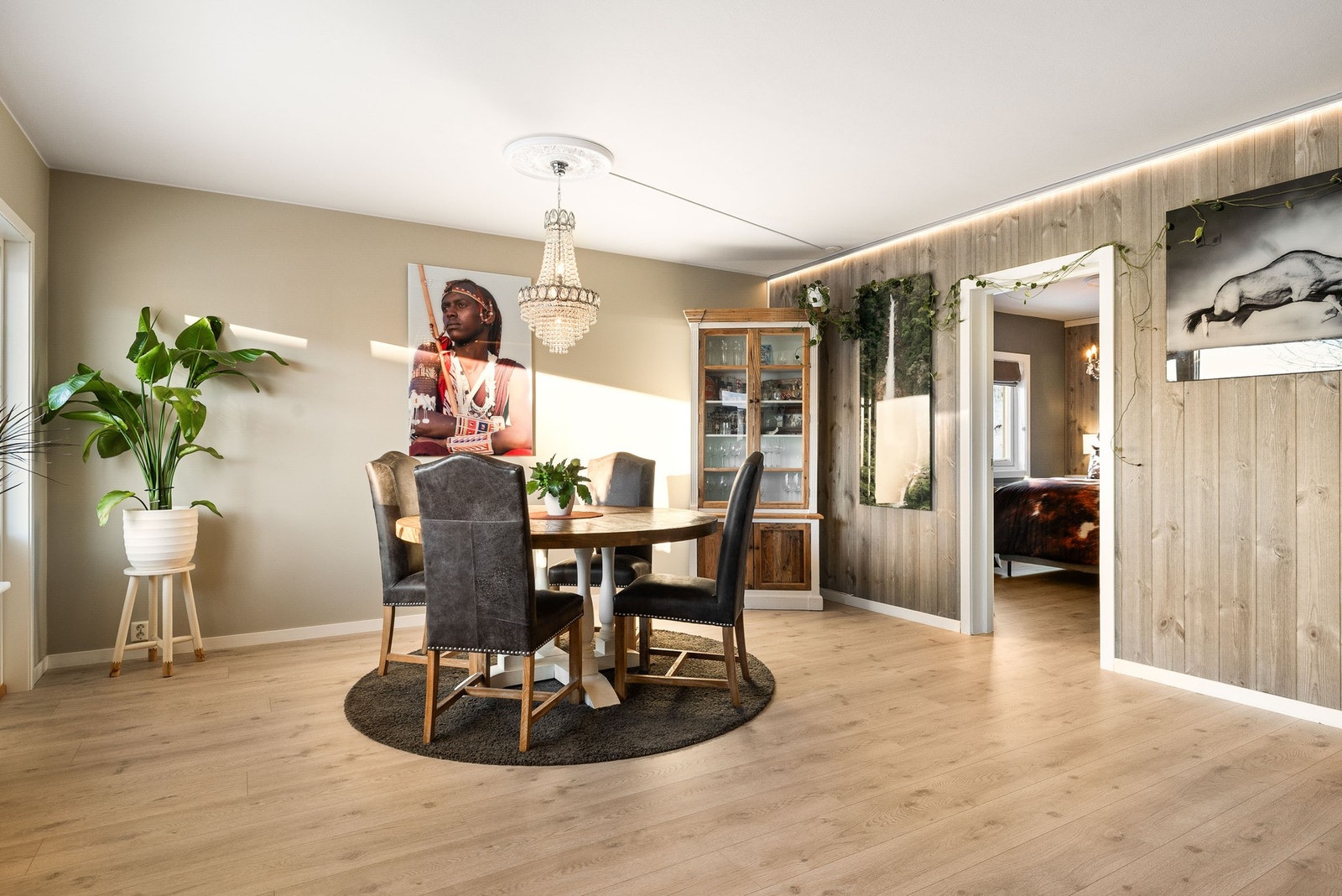 I stuen er det installert moderne, app-styrt belysning som gir ekstra komfort i hverdagen. Galleribilde