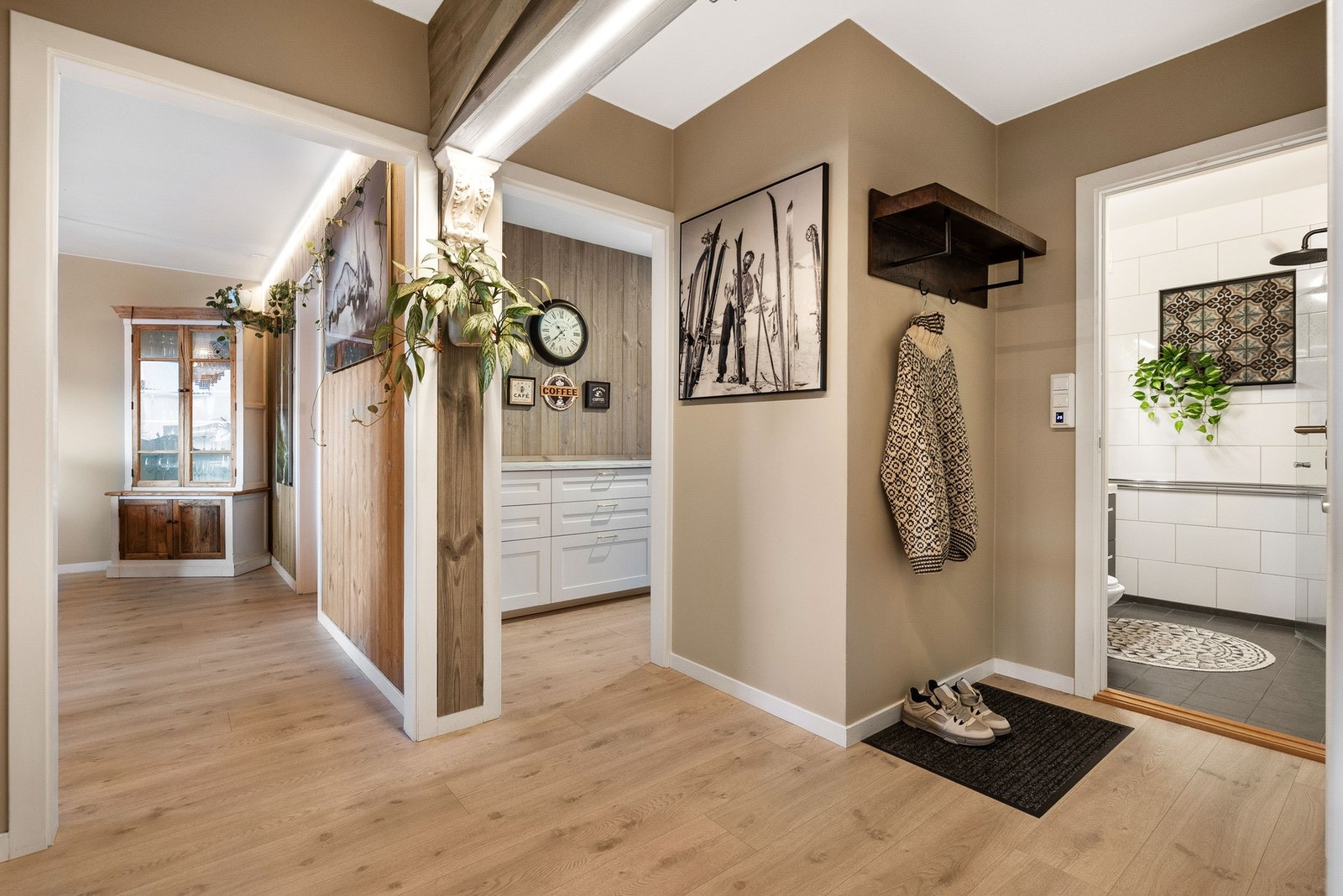 Velkommen inn! Hyggelig inngangsparti med plass til organisering av yttertøy og sko. Galleribilde