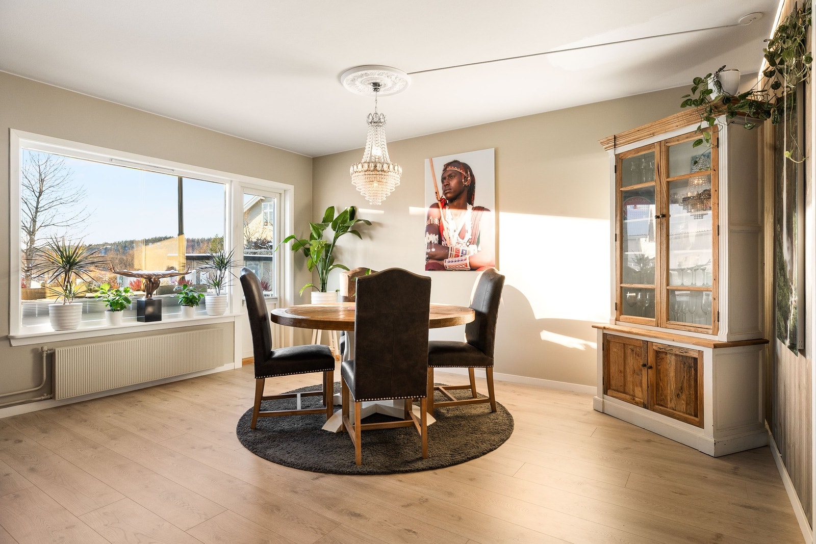 Lyst og luftig stue med plass til sofagruppe og møblering. Galleribilde