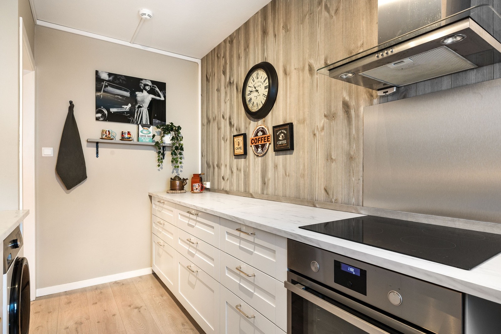 Kjøkkenet har godt med skapplass og en praktisk utforming. Galleribilde