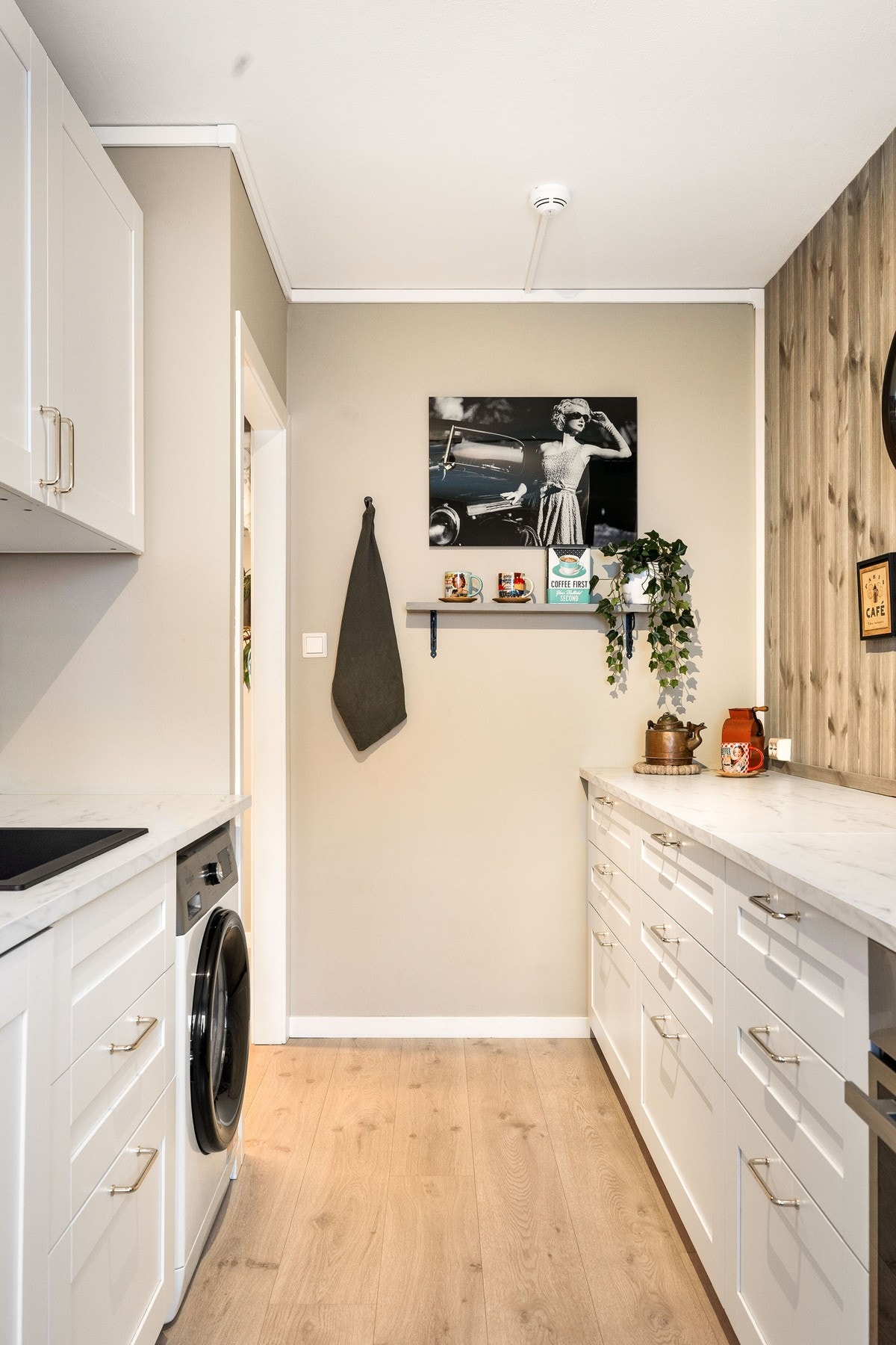 Kjøkkenet har også vaskemaskin praktisk plassert i kjøkkeninnredningen. Vaskemaskinen medfølger salget. Galleribilde