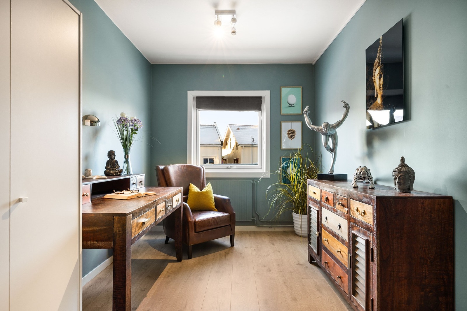 Soverom med plass til enkeltseng og oppbevaringsmøbler. Dette rommet er malt opp i en lun grønnfarge. Galleribilde