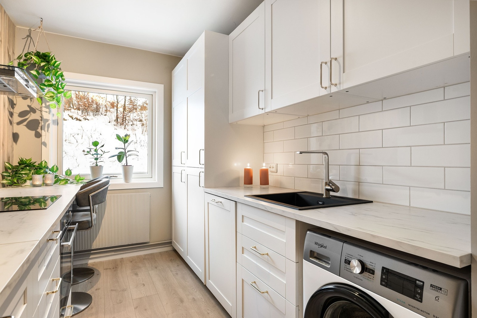 Hvitmalt kjøkken med profilerte fronter med godt med benkeplass og barbenk. Et flott kjøkken! Galleribilde