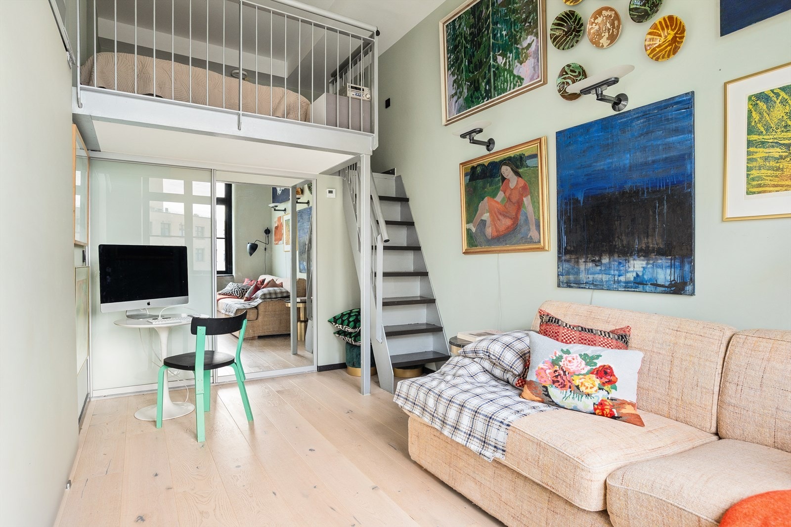 Praktisk soverom med hems og skyvedørsgarderobe. Galleribilde